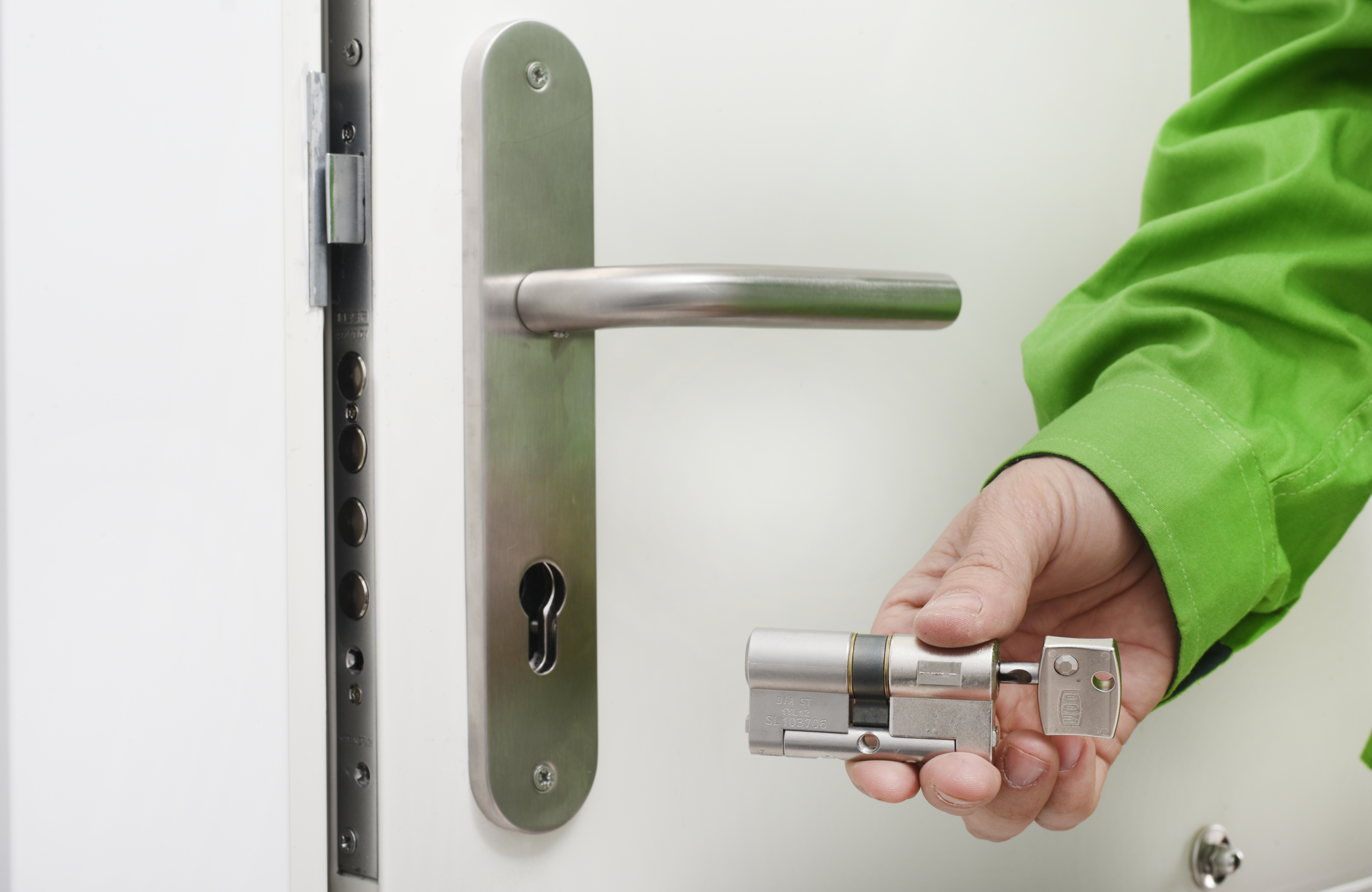 Quins serveis de serralleria ofereixen preus competitius per substituir panys a Barcelona scaled - Quins serveis de serralleria ofereixen preus competitius per substituir panys a Barcelona?